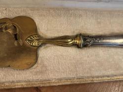 kutusunda İngiliz gümüş saplı altın kaplamalı servis  spatulası