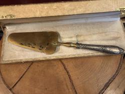 kutusunda İngiliz gümüş saplı altın kaplamalı servis  spatulası