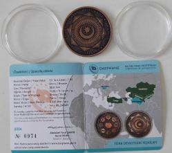 2024 TÜRK DEVLETLERİ TEŞKİLATI 2,5 TÜRK LİRASI BRONZ HATIRA PARASI ÇİL SERTİFİKALI ORİJİNAL KUTUSUNDA 0974 NADİR