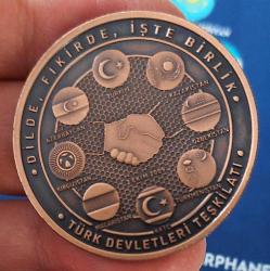 2024 TÜRK DEVLETLERİ TEŞKİLATI 2,5 TÜRK LİRASI BRONZ HATIRA PARASI ÇİL SERTİFİKALI ORİJİNAL KUTUSUNDA 0974 NADİR