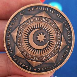 2024 TÜRK DEVLETLERİ TEŞKİLATI 2,5 TÜRK LİRASI BRONZ HATIRA PARASI ÇİL SERTİFİKALI ORİJİNAL KUTUSUNDA 0974 NADİR