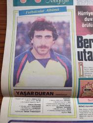 Türkiye Çiçek Magazin Gazetesi - 24 Mayıs 1984 - köydeki ağları İstanbul'da hamallığa tercih ediyorlar - tepeköy'ünde Ağalığı bırakıp İstanbul'a hamallık yapmaya gelen Ahmet Uzun Fotoğrafı - elimizde evimizde bomba tüpgaz için tedbirli olalım - hemen her evde bulunan tüp gazlar yanlış kullanma halinde facialara yol açıyor - At arabasında tüp gaz taşıyanlar Fotoğrafı - tarih yazan Ethem Kırçın - İlk ezanı okuyan Bilal Habeşi Resulullahın bütün gazalarında bulundu Allahu Ekber - Volter bir eserinde manevi değerlerimizle alaya kalkışmıştı Abdülhamit Han'ın ultimatomu tesiri anında gösterdi - hayatım Roman köşesi - Kurtoğlu yazan çizen C. Cemil Ertürk - Yolun Sonu oynayanlar Aslan Yenihayat Seda Sevinç Faruk Yıldız reji ve senaryo Tevfik Çakmak kamera Nevzat Takmaz Foto Roman - futbolcular albümü Fenerbahçeli Yaşar Duran Fotoğrafı - Berlin'de ikinci utanç duvarı Fotoğrafı - güneşe doğru yazan Cemalettin Cem Ertürk Yazı Dizisi - Doğu Almanya tarafında yapılan duvar 200 kilometre