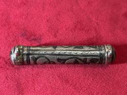 Savat işçilikli gümüş hamayıl 17 gram ağırlığında 7,5 cm boyunda