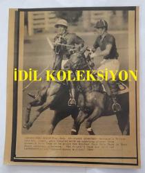 KRAL III. CHARLES'IN (CHARLES PHILIP ARTHUR GEORGE) ORİJİNAL HABER AJANSI BASIM FOTOĞRAFI (KAĞIT BASKI) - NEWS AGENCY PHOTO (PAPER PRINT) OF CHARLES III, (CHARLES PHILIP ARTHUR GEORGE) - 21 x 18 cm EBADINDA - PRINCE CHARLES AT A HORSE RACE IN WINDSOW PARK. 1989