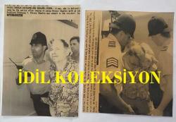 KRAL III. CHARLES'A YAPILAN SALDIRIRNIN (CHARLES PHILIP ARTHUR GEORGE) ORİJİNAL 2''Lİ HABER AJANSI BASIM FOTOĞRAF SETİ (KAĞIT BASKI) - NEWS AGENCY PHOTO (PAPER PRINT) OF CHARLES III, (CHARLES PHILIP ARTHUR GEORGE) - 21 x 15 cm ve 19 x 16 cm EBADINDA - KİMLİĞİ BELİRSİZ BİR ADAM, 7 ŞUBAT 1994 PAZARTESİ GÜNÜ, İNGİLİZ TAHTININ VARİSİ PRENS CHARLES'IN SEVENLERİYLE SOHBET ETTİĞİ SIRADA, KENDİSİNE AEROSOL SPREY SIKMAYA KALKIŞTIKTAN SONRA POLİS TARAFINDAN GÖZALTINA ALINDI. ADAM, PAZARTESİ GÜNÜ AUCKLAND SAHİLİNDEKİ WHİTBREAD YACHTS'TA YAPTIĞI YÜRÜYÜŞÜN ARDINDAN PRENS CHARLES'A 3 METRE KADAR YAKLAŞTI. - AN UNIDENTIFIED MAN IS TAKEN AWAY BY POLICE AFTER ATTEMPTING TO SPRAY PRINCE CHARLES WITH AN AEROSOL SPRAY CAN, AS THE HEIR TO THE BRITISH THRONE CHATTED WITH WELLWISHERS MONDAY, FEB. 7, 1994. THE MAN GOT WITHIN 10 FEET PF PRINCE CHARLES, AFTER HIS WALK ROUND THE WHITBREAD YACHTS ON AUCKLAND'S WATERFRONT, MONDAY.