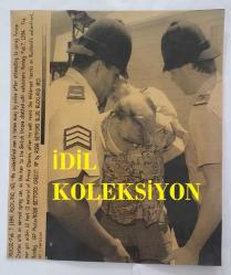 KRAL III. CHARLES'A YAPILAN SALDIRIRNIN (CHARLES PHILIP ARTHUR GEORGE) ORİJİNAL 2''Lİ HABER AJANSI BASIM FOTOĞRAF SETİ (KAĞIT BASKI) - NEWS AGENCY PHOTO (PAPER PRINT) OF CHARLES III, (CHARLES PHILIP ARTHUR GEORGE) - 21 x 15 cm ve 19 x 16 cm EBADINDA - KİMLİĞİ BELİRSİZ BİR ADAM, 7 ŞUBAT 1994 PAZARTESİ GÜNÜ, İNGİLİZ TAHTININ VARİSİ PRENS CHARLES'IN SEVENLERİYLE SOHBET ETTİĞİ SIRADA, KENDİSİNE AEROSOL SPREY SIKMAYA KALKIŞTIKTAN SONRA POLİS TARAFINDAN GÖZALTINA ALINDI. ADAM, PAZARTESİ GÜNÜ AUCKLAND SAHİLİNDEKİ WHİTBREAD YACHTS'TA YAPTIĞI YÜRÜYÜŞÜN ARDINDAN PRENS CHARLES'A 3 METRE KADAR YAKLAŞTI. - AN UNIDENTIFIED MAN IS TAKEN AWAY BY POLICE AFTER ATTEMPTING TO SPRAY PRINCE CHARLES WITH AN AEROSOL SPRAY CAN, AS THE HEIR TO THE BRITISH THRONE CHATTED WITH WELLWISHERS MONDAY, FEB. 7, 1994. THE MAN GOT WITHIN 10 FEET PF PRINCE CHARLES, AFTER HIS WALK ROUND THE WHITBREAD YACHTS ON AUCKLAND'S WATERFRONT, MONDAY.