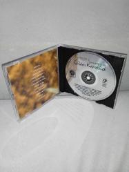 CD Gülden Karaböcek klasikler 2 bestelerim ve ben albümü. Dilek taşı Sürünüyorum kırılsın ellerim ağlıyorsam yaşıyorum... Orijinal. Disk 10 üzerinden 9,5 sorunsuz çalışıyor koleksiyonluk