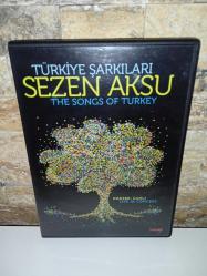 Dvd Sezen Aksu Türkiye şarkıları the songs of Turkey konser - canlı LIVE in concert. 2012 baskı. Orijinal. 2 disk. Diskler 10 üzerinden 9 ve 9,5 sorunsuz çalışıyor. koleksiyonluk. 42 şarkı, 152 dakika. arşivlik, koleksiyonluk. gülümse Sen ağlama git geri dön beni unutma ne kavgam bitti ne sevdam keskin bıçak rakkas şarkı söylemek lazım Bir çocuk sevdim ne ağlarsın dansöz Dünya