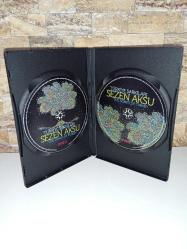 Dvd Sezen Aksu Türkiye şarkıları the songs of Turkey konser - canlı LIVE in concert. 2012 baskı. Orijinal. 2 disk. Diskler 10 üzerinden 9 ve 9,5 sorunsuz çalışıyor. koleksiyonluk. 42 şarkı, 152 dakika. arşivlik, koleksiyonluk. gülümse Sen ağlama git geri dön beni unutma ne kavgam bitti ne sevdam keskin bıçak rakkas şarkı söylemek lazım Bir çocuk sevdim ne ağlarsın dansöz Dünya