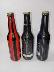 AC Milan, Juventus ve Inter Milan temalı futbol kulübü tasarımlarına sahip üçlü bira şişesi seti. Her şişe kulüp renkleri ve logolarını taşır.