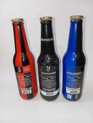 AC Milan, Juventus ve Inter Milan temalı futbol kulübü tasarımlarına sahip üçlü bira şişesi seti. Her şişe kulüp renkleri ve logolarını taşır.