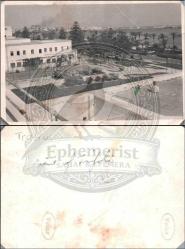 Trablus, Sahil Manzarası Fotoğrafı, 1950'ler – Beyaz kamu binası, palmiye ağaçları, deniz ve liman görünümlü şehir panoraması, çatıdan çekilmiş.