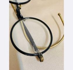 Eski gözlükler - lensler - bir kutuda. Fr. Mašín, Prag 1, Malá Karlova 149 Orijinal Başlangıç ​​boyutu: 4,2 cm, orta boyut 11,8 cm Çanta içinde esnaf gözlüğü