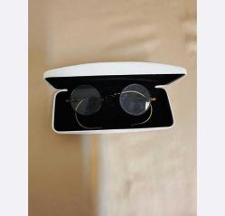 Eski gözlükler - lensler - bir kutuda. Fr. Mašín, Prag 1, Malá Karlova 149 Orijinal Başlangıç ​​boyutu: 4,2 cm, orta boyut 11,8 cm Çanta içinde esnaf gözlüğü