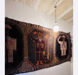 Halı - 350 cm - 150 cm Yün üzerine yün - Türkiye - 19. yüzyıl sonu İnce ve zarif figürlerin yün ipliklerle, kök boyasıyla boyanmış el dokuması, 3 asker işlemeli  Eşsiz bir eser 150x350 cm