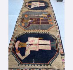 Halı - 350 cm - 150 cm Yün üzerine yün - Türkiye - 19. yüzyıl sonu İnce ve zarif figürlerin yün ipliklerle, kök boyasıyla boyanmış el dokuması, 3 asker işlemeli  Eşsiz bir eser 150x350 cm