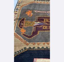 Halı - 350 cm - 150 cm Yün üzerine yün - Türkiye - 19. yüzyıl sonu İnce ve zarif figürlerin yün ipliklerle, kök boyasıyla boyanmış el dokuması, 3 asker işlemeli  Eşsiz bir eser 150x350 cm