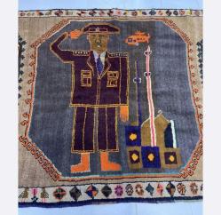 Halı - 350 cm - 150 cm Yün üzerine yün - Türkiye - 19. yüzyıl sonu İnce ve zarif figürlerin yün ipliklerle, kök boyasıyla boyanmış el dokuması, 3 asker işlemeli  Eşsiz bir eser 150x350 cm