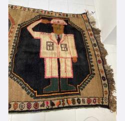 Halı - 350 cm - 150 cm Yün üzerine yün - Türkiye - 19. yüzyıl sonu İnce ve zarif figürlerin yün ipliklerle, kök boyasıyla boyanmış el dokuması, 3 asker işlemeli  Eşsiz bir eser 150x350 cm