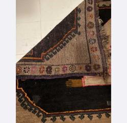 Halı - 350 cm - 150 cm Yün üzerine yün - Türkiye - 19. yüzyıl sonu İnce ve zarif figürlerin yün ipliklerle, kök boyasıyla boyanmış el dokuması, 3 asker işlemeli  Eşsiz bir eser 150x350 cm