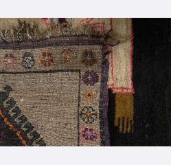 Halı - 350 cm - 150 cm Yün üzerine yün - Türkiye - 19. yüzyıl sonu İnce ve zarif figürlerin yün ipliklerle, kök boyasıyla boyanmış el dokuması, 3 asker işlemeli  Eşsiz bir eser 150x350 cm