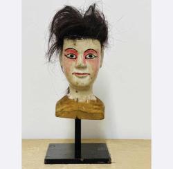 Figürin - Ahşap - 1980-1990 Asya - Mükemmel durumda: neredeyse hiç kullanılmamış, minimal aşınma belirtileri mevcut Ahşap oyma işçiliğiyle yapılmış heykelin boyutları: Yükseklik 22 cm Genişlik 10 cm Alt ayak metal