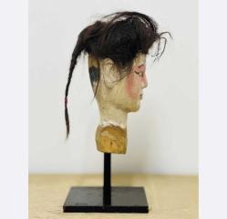 Figürin - Ahşap - 1980-1990 Asya - Mükemmel durumda: neredeyse hiç kullanılmamış, minimal aşınma belirtileri mevcut Ahşap oyma işçiliğiyle yapılmış heykelin boyutları: Yükseklik 22 cm Genişlik 10 cm Alt ayak metal