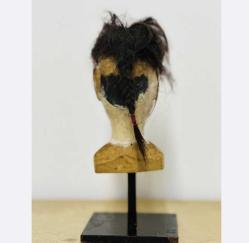 Figürin - Ahşap - 1980-1990 Asya - Mükemmel durumda: neredeyse hiç kullanılmamış, minimal aşınma belirtileri mevcut Ahşap oyma işçiliğiyle yapılmış heykelin boyutları: Yükseklik 22 cm Genişlik 10 cm Alt ayak metal