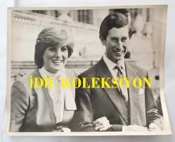 KRAL III. CHARLES (CHARLES PHILIP ARTHUR GEORGE) ve PRENSES DIANA'NIN ORİJİNAL BÜYÜK BOY FOTOĞRAFI - ORIGINAL PHOTOGRAPH OF CHARLES III, (CHARLES PHILIP ARTHUR GEORGE) - 25 x 20 cm EBADINDA - PRINCE CHARLES AND LADY DIANA IN THE GROUNDS OF BUCKINGHAM PALACE. 24TH. FEBRUARY 1981. - PRENS CHARLES VE LADY DİANA, BUCKİNGHAM SARAYI BAHÇESİNDE. 24 ŞUBAT 1981.