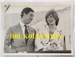 KRAL III. CHARLES (CHARLES PHILIP ARTHUR GEORGE) ve PRENSES DIANA'NIN ORİJİNAL BÜYÜK BOY FOTOĞRAFI - ORIGINAL PHOTOGRAPH OF CHARLES III, (CHARLES PHILIP ARTHUR GEORGE) - 20 x 15 cm EBADINDA - PRENS CHARLES VE LADY DIANA, BRİTANYA KRALİYET YATININ ARKA GÜVERTESİNDEN KENDİLERİNİ ALKIŞLAYAN KALABALIĞI MUTLULUKLA SELAMLIYORLAR. - PRINCE CHARLES AND LADY DIANA HAPPILY ACKNOWLEDGE THE THE CHEERING CROWDS, FROM THE AFT DECK OF THE ROYAL YACHT BRITANNIA. AUGUST 1981