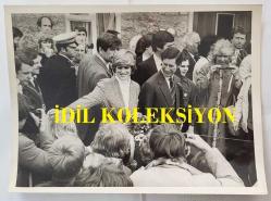 KRAL III. CHARLES (CHARLES PHILIP ARTHUR GEORGE) ve PRENSES DIANA'NIN ORİJİNAL BÜYÜK BOY FOTOĞRAFI - ORIGINAL PHOTOGRAPH OF CHARLES III, (CHARLES PHILIP ARTHUR GEORGE) - 20 x 15 cm EBADINDA - LADY DIANA SPENCER, 25 MAYIS PAZARTESİ GÜNÜ YENİ KOMŞULARIYLA TANIŞTI... VE ONLARIN KALBİNİ KAZANDI. O VE PRENS CHARLES, GELECEKTEKİ COTSWOLDS EVLERİNDEN BİR MİL UZAKLIKTAKİ TETBURY'YE İLK RESMİ ZİYARETLERİNİ GERÇEKLEŞTİRİYORLARDI. 26 MAYIS 1981 - LADY DIANA SPENCER MET HER NEW NEIGHBOURS ON MONDAY MAY 25... AND CAPTURED THEIR HEARTS. SHE AND PRINCE CHARLES WERE MAKING THEIR FIRST OFFICIAL VISIT TO TETBURY, A MILE FROM THEIR FUTURE COTSWOLDS HOME. MAY 26 1981