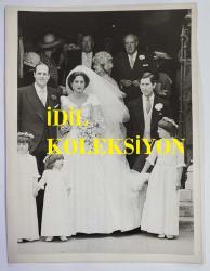 KRAL III. CHARLES'IN (CHARLES PHILIP ARTHUR GEORGE) ORİJİNAL FOTOĞRAFI - ORIGINAL PHOTOGRAPH OF CHARLES III, (CHARLES PHILIP ARTHUR GEORGE) - 20 x 15 cm EBADINDA - 5 YAŞINDAKİ NEDİME CLEMENTİNE HAMBRO, 29 TEMMUZ'DAKİ DÜĞÜN İÇİN FAYDALI BİR HAZIRLIK YAPMIŞ OLDU; KENDİSİ VE DİĞER 11 KÜÇÜK ÇOCUK, 4 HAZİRAN PERŞEMBE GÜNÜ WESTMİNSTER'DAKİ ST MARGARET KİLİSESİ'NDE GERÇEKLEŞEN NİCHOLAS SOAMES VE CATHERİNE WEATHERALL'IN SOSYETİK DÜĞÜNÜNE FAYTONLA GELDİLER... (FOTOĞRAFTA: RAHİP NİCHOLAS SOAMES VE GELİN CATHERİNE, PRENS CHARLES, KRALİÇE ANNE VE LORD SOAMES.) - (BRIDESMAID CLEMENTINE HAMBRO, 5, GOT IN SOME USEFUL PRACTISE FOR JULY 29 WHEN SHE AND 11 OTHER LITTLE TOTS ARRIVED BY COACH FOR THE SOCIETY WEDDING OF NICHOLAS SOAMES AND CATHERINE WEATHERALL AT ST MARGARET'S CHARCH IN WESTMINSTER ON THURSDAY JUNE 4... HOM. NICHOLAS SOAMES AND BRIDE CATHERINE, PRINCE CHARLES, THE QUEEN MOTHER AND LORD SOAMES. JUNE 5 1981) - ÖZEL ARŞİV
