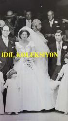 KRAL III. CHARLES'IN (CHARLES PHILIP ARTHUR GEORGE) ORİJİNAL FOTOĞRAFI - ORIGINAL PHOTOGRAPH OF CHARLES III, (CHARLES PHILIP ARTHUR GEORGE) - 20 x 15 cm EBADINDA - 5 YAŞINDAKİ NEDİME CLEMENTİNE HAMBRO, 29 TEMMUZ'DAKİ DÜĞÜN İÇİN FAYDALI BİR HAZIRLIK YAPMIŞ OLDU; KENDİSİ VE DİĞER 11 KÜÇÜK ÇOCUK, 4 HAZİRAN PERŞEMBE GÜNÜ WESTMİNSTER'DAKİ ST MARGARET KİLİSESİ'NDE GERÇEKLEŞEN NİCHOLAS SOAMES VE CATHERİNE WEATHERALL'IN SOSYETİK DÜĞÜNÜNE FAYTONLA GELDİLER... (FOTOĞRAFTA: RAHİP NİCHOLAS SOAMES VE GELİN CATHERİNE, PRENS CHARLES, KRALİÇE ANNE VE LORD SOAMES.) - (BRIDESMAID CLEMENTINE HAMBRO, 5, GOT IN SOME USEFUL PRACTISE FOR JULY 29 WHEN SHE AND 11 OTHER LITTLE TOTS ARRIVED BY COACH FOR THE SOCIETY WEDDING OF NICHOLAS SOAMES AND CATHERINE WEATHERALL AT ST MARGARET'S CHARCH IN WESTMINSTER ON THURSDAY JUNE 4... HOM. NICHOLAS SOAMES AND BRIDE CATHERINE, PRINCE CHARLES, THE QUEEN MOTHER AND LORD SOAMES. JUNE 5 1981) - ÖZEL ARŞİV