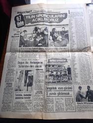 Hürriyet Gazetesi - Turkish Newspaper - 7 Ocak 1972 - Sean Lawyer dünyanın en küçük pilli insanı Fotoğrafı - hollanda'daki işçi kaçakçıların arasında Türkler de var - polis merkezini basıp mühürleri çaldılar - 113 yaşındaki Hanife Aydın bir asırdan beri su taşıyor Fotoğrafı - Tevfik Rüştü Aras kalp yetersizliğinden öldü fotoğraf - 8 yıldan beri dağda dolaşan şaki Kerim Şahin sonunda öldürüldü - burç falınız - İstanbul Ankara İzmir radyo programı - avukatlar çapraz sorgu sistemini getirmek istiyor - Pırtık ve Hüdaverdi karakterleri havlularda fotoğraf - halk ozanı Neşet Ertaş bu akşam Adapazarı Melek sinemasında - Bir Türk kızının not defterinden otostopla Avrupa anlatan Ferda Bigat  Yazı Dizisi - 67 ilde yılın sporcularını açıklıyoruz - İtalya'nın erkek sporu için gönderdiği dişi elçi Silviya Antonioni fotoğraf - 29 yaşına basan Filiz Akın doğum günü partisini sette kutladı fotoğraf - bizimkiler karikatür çizen Sezgin Burak - Dedektif Nik karikatür - Yaşar Doğu Yarın anılıyor - Borusan