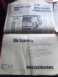 Hürriyet Gazetesi - Turkish Newspaper - 24 Nisan 1985 - Adalet Bakanı Necat Eldem af zamanı yavaş yavaş geliyor dedi - Başbakan Turgut Özal af konusunu ele alıyoruz - Turgut Özal Celal Bayar'la yemekte Fotoğrafı - TBMM'de İlk meclis yaşandı fotoğraf - yaşıtları sokakta 23 nisan'ı kutlarken 16 yaşındaki Hacı Turan cezaevinde fotoğraf - İstanbul'da Ulusal Egemenlik ve Çocuk Bayramı İnönü stadında yapılan törenle kutlandı fotoğraf - 24 Nisan azgınlığı Fransa'da resmi izin çıkmadığı halde Paris'te Ermeni anıtının ilk taşı konuluyor - üniversite 1. Basamak sınavında skandal sınav kağıdı çöplükte bulundu - ithal peynir karı 750 milyon lira - televizyonda bu akşam Everton Bayern Münih maçı - çocuklarımız röportaj N. Onur Yazı Dizisi - ulusal egemenliğin 65. Yılında Birinci TBMM - İsmet Solak'ın Mustafa Kemal Palaoğlu ile konuşması - Camel sigara reklamı - Arjantin halkı hesap istiyor - Körfez Savaşı'nda tırmanma bekleniyor - Celal Bayar 65 yılı anlatıyor - Brooke fotoğraf - Mehmet Keçeciler