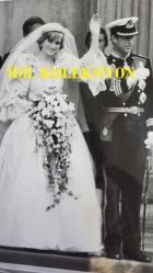 KRAL III. CHARLES (CHARLES PHILIP ARTHUR GEORGE) PRENSES DIANA İLE ORİJİNAL FOTOĞRAFI - ORIGINAL PHOTOGRAPH OF CHARLES III, (CHARLES PHILIP ARTHUR GEORGE) - 20 x 15 cm EBADINDA - GALLER PRENSİ VE PRENSESİ, EVLİLİKLERİNİN ARDINDAN ST. PAUL KATEDRALİ'NİN ÖNÜNDEKİ COŞKULU KALABALIĞA BAKARAK, DEVLET ARABASIYLA LONDRA SOKAKLARINDAN GEÇEREK BUCKİNGHAM SARAYI'NA DOĞRU YOLA KOYULDULAR. MUTLU ÇİFT, BALAYLARINA İNGİLTERE'NİN GÜNEYİNDEKİ BROADLANDS'TE İKİ GÜN GEÇİREREK BAŞLADI, ARDINDAN AKDENİZ'DE İKİ HAFTALIK BİR YOLCULUK İÇİN KRALİYET YAT BRİTANNİA'YA KATILMAK ÜZERE CEBELİTARIK'A UÇTU. - (THE PRINCE AND PRINCESS OF WALES, LOOK TO THE CHEERING CROWDS OUTSIDE ST PAUL'S CATHEDRAL, AFTER THEIR MARRIAGE, AS THEY LEAVE BY STATE LANDAU TO DRIVE THROUGH THE STREETS OF LONDON TO BUCKINGHAM PALACE. THE HAPPY COUPLE STARTED THEIR HONEYMOON WITH TWO DAYS AT BROADLANDS IN SOUTHERN ENGLAND, BEFORE FLYING TO GIBRALTAR TO JOIN THE ROYAL YACHT BRITANNIA FOR A TWO-WEEK CRUISE IN THE MEDITERRANEAN.) - ÖZEL ARŞİV