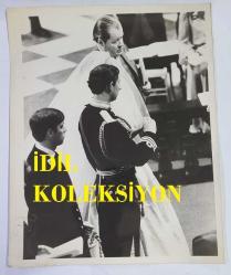 KRAL III. CHARLES (CHARLES PHILIP ARTHUR GEORGE) PRENSES DIANA İLE ORİJİNAL BÜYÜK BOY FOTOĞRAFI - ORIGINAL PHOTOGRAPH OF CHARLES III, (CHARLES PHILIP ARTHUR GEORGE) - 25 x 20 cm EBADINDA - PRENS CHARLES VE PRENSES DIANA'NIN DÜĞÜN TÖRENİNDEN BİR KARE. PRENS CHARLES YÜZÜĞÜ MÜSTAKBEL EŞİNİN PARMAĞINA TAKIYOR. - (A PHOTO FROM THE WEDDING CEREMONY OF PRINCE CHARLES AND PRINCESS DIANA.. PRINCE CHARLES PLACES THE RING ON HIS BRIDE'S FINGER.) - ÖZEL ARŞİV