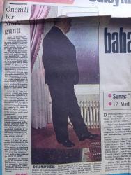Hürriyet Gazetesi - Turkish Newspaper - 30 Aralık 1974 - Bir devre adını veren günün içyüzü 12 Mart olayı yazan Cüneyt Arcayürek - köşkten Süleyman Demirel'e gelen mesaj Süleyman bey sağlık bahanesiyle çekilin - Süleyman Demirel mesajdan sonra sıkıntılıydı fotoğraf - Genelkurmay Başkanı Memduh Tağmaç'ın ilk imzayı attığı muhtırayı veren komutanlar Faruk Gürler Celal Eyiceoğlu Muhsin Batur fotoğraf - Cevdet Sunay 12 Mart günü Süleyman Demirel'in telefonuna zayıf bir sesle cevap verebiliyordu fotoğraf - 12 Mart günü cuntanın hükümet kadrosu hazırdı - Dışişleri Bakanı Osman Olcay - İçişleri Bakanı İhsan Tekin - Milli Eğitim Bakanı Fakir Baykurt - gümrük bakanı Orhan Kabibay - kapıkule'de sağlanan denge yazan Mete Akyol - Türkiye Garanti Bankası - Yapı ve Kredi Bankası - Almanların yılbaşı içkileri belli oldu Karaoğlan hattı ucuz muhteşem Süleyman pahalı - Almanya'da Hilton otelinde çalışan barmen Hikmet Sertten Türk siyasi hayatından etkilenerek yaptığı kokteyller fotoğraf - Alev Atak