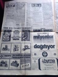 Hürriyet Gazetesi - Turkish Newspaper - 30 Aralık 1974 - Bir devre adını veren günün içyüzü 12 Mart olayı yazan Cüneyt Arcayürek - köşkten Süleyman Demirel'e gelen mesaj Süleyman bey sağlık bahanesiyle çekilin - Süleyman Demirel mesajdan sonra sıkıntılıydı fotoğraf - Genelkurmay Başkanı Memduh Tağmaç'ın ilk imzayı attığı muhtırayı veren komutanlar Faruk Gürler Celal Eyiceoğlu Muhsin Batur fotoğraf - Cevdet Sunay 12 Mart günü Süleyman Demirel'in telefonuna zayıf bir sesle cevap verebiliyordu fotoğraf - 12 Mart günü cuntanın hükümet kadrosu hazırdı - Dışişleri Bakanı Osman Olcay - İçişleri Bakanı İhsan Tekin - Milli Eğitim Bakanı Fakir Baykurt - gümrük bakanı Orhan Kabibay - kapıkule'de sağlanan denge yazan Mete Akyol - Türkiye Garanti Bankası - Yapı ve Kredi Bankası - Almanların yılbaşı içkileri belli oldu Karaoğlan hattı ucuz muhteşem Süleyman pahalı - Almanya'da Hilton otelinde çalışan barmen Hikmet Sertten Türk siyasi hayatından etkilenerek yaptığı kokteyller fotoğraf - Alev Atak