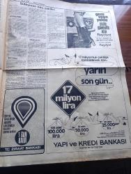Hürriyet Gazetesi - Turkish Newspaper - 30 Aralık 1974 - Bir devre adını veren günün içyüzü 12 Mart olayı yazan Cüneyt Arcayürek - köşkten Süleyman Demirel'e gelen mesaj Süleyman bey sağlık bahanesiyle çekilin - Süleyman Demirel mesajdan sonra sıkıntılıydı fotoğraf - Genelkurmay Başkanı Memduh Tağmaç'ın ilk imzayı attığı muhtırayı veren komutanlar Faruk Gürler Celal Eyiceoğlu Muhsin Batur fotoğraf - Cevdet Sunay 12 Mart günü Süleyman Demirel'in telefonuna zayıf bir sesle cevap verebiliyordu fotoğraf - 12 Mart günü cuntanın hükümet kadrosu hazırdı - Dışişleri Bakanı Osman Olcay - İçişleri Bakanı İhsan Tekin - Milli Eğitim Bakanı Fakir Baykurt - gümrük bakanı Orhan Kabibay - kapıkule'de sağlanan denge yazan Mete Akyol - Türkiye Garanti Bankası - Yapı ve Kredi Bankası - Almanların yılbaşı içkileri belli oldu Karaoğlan hattı ucuz muhteşem Süleyman pahalı - Almanya'da Hilton otelinde çalışan barmen Hikmet Sertten Türk siyasi hayatından etkilenerek yaptığı kokteyller fotoğraf - Alev Atak