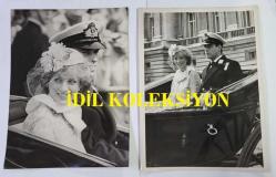 PRENSES DIANA'NIN ORİJİNAL 2'Lİ FOTOĞRAF SETİ - ORIGINAL ( 2)PHOTOGRAPH OF PRINCESS DIANA - 20 x 15 cm EBADINDA - LADY DİANA SPENCER, KRALİÇE'NİN RESMİ DOĞUM GÜNÜNÜ KUTLAYAN TROOPİNG THE COLOUR TÖRENİNE KATILMAK ÜZERE BUCKİNGHAM SARAYI'NDAN AYRILIRKEN, MAJESTELERİ PRENS ANDREW'E EŞLİK EDİYOR. HAZİRAN 1981.. - (LADY DIANA SPENCER IS ACCOMPANIED BY HIS ROYAL HIGHNESS PRINCE ANDREW AS SHE LEAVES BUCKINGHAM PALACE FOR TROOPING THE COLOUR, THE CEREMONY WHICH MARKS QUEEN'S OFFICIAL BIRTHDAY. JUNE 1981.) - ÖZEL ARŞİV