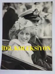 PRENSES DIANA'NIN ORİJİNAL 2'Lİ FOTOĞRAF SETİ - ORIGINAL ( 2)PHOTOGRAPH OF PRINCESS DIANA - 20 x 15 cm EBADINDA - LADY DİANA SPENCER, KRALİÇE'NİN RESMİ DOĞUM GÜNÜNÜ KUTLAYAN TROOPİNG THE COLOUR TÖRENİNE KATILMAK ÜZERE BUCKİNGHAM SARAYI'NDAN AYRILIRKEN, MAJESTELERİ PRENS ANDREW'E EŞLİK EDİYOR. HAZİRAN 1981.. - (LADY DIANA SPENCER IS ACCOMPANIED BY HIS ROYAL HIGHNESS PRINCE ANDREW AS SHE LEAVES BUCKINGHAM PALACE FOR TROOPING THE COLOUR, THE CEREMONY WHICH MARKS QUEEN'S OFFICIAL BIRTHDAY. JUNE 1981.) - ÖZEL ARŞİV