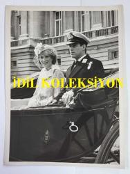 PRENSES DIANA'NIN ORİJİNAL 2'Lİ FOTOĞRAF SETİ - ORIGINAL ( 2)PHOTOGRAPH OF PRINCESS DIANA - 20 x 15 cm EBADINDA - LADY DİANA SPENCER, KRALİÇE'NİN RESMİ DOĞUM GÜNÜNÜ KUTLAYAN TROOPİNG THE COLOUR TÖRENİNE KATILMAK ÜZERE BUCKİNGHAM SARAYI'NDAN AYRILIRKEN, MAJESTELERİ PRENS ANDREW'E EŞLİK EDİYOR. HAZİRAN 1981.. - (LADY DIANA SPENCER IS ACCOMPANIED BY HIS ROYAL HIGHNESS PRINCE ANDREW AS SHE LEAVES BUCKINGHAM PALACE FOR TROOPING THE COLOUR, THE CEREMONY WHICH MARKS QUEEN'S OFFICIAL BIRTHDAY. JUNE 1981.) - ÖZEL ARŞİV