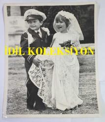 KRAL III. CHARLES (CHARLES PHILIP ARTHUR GEORGE) PRENSES DIANA İLE ORİJİNAL BÜYÜK BOY FOTOĞRAFI - ORIGINAL PHOTOGRAPH OF CHARLES III, (CHARLES PHILIP ARTHUR GEORGE) - 25 x 20 cm EBADINDA - EVET, ÇOK GÜZEL BİR DÜĞÜNDÜ. KRALİÇE YERİNDE DURAMIYORDU. LEYDİ DİANA ESNİYORDU VE PRENS CHARLES KIKIRDAMAYI BİR TÜRLÜ BIRAKAMIYORDU. AMA KİLİSEYE ZAMANINDA VARDILAR. LEYDİ DİANA YÜRÜYEREK, PRENS CHARLES İSE OTOBÜSLE GİTTİ... CENTİLMEN CHARLES VE NİHAYET LEYDİ DİANA'DAN BİR KAHKAHA. 8 TEMMUZ 1981. - (YES, IT WAS A LOVELY WEDDING. THE QUEEN FIDGETED. LADY DIANA YAWNED AND PRINCE CHARLES COULDN'T STOP GIGGLING. BUT THEY GOT TO CHURCH ON TIMES. LADY DIANA WALKED AND PRINCE CHARLES CAUGHT THE BUS... GALLANT CHARLES AND AT LAST A LAUGH FROM LADY DIANA. JULY 8 1981..) - ÖZEL ARŞİV