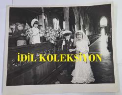 KRAL III. CHARLES (CHARLES PHILIP ARTHUR GEORGE) PRENSES DIANA İLE ORİJİNAL BÜYÜK BOY FOTOĞRAFI - ORIGINAL PHOTOGRAPH OF CHARLES III, (CHARLES PHILIP ARTHUR GEORGE) - 25 x 20 cm EBADINDA - EVET, ÇOK GÜZEL BİR DÜĞÜNDÜ. KRALİÇE YERİNDE DURAMIYORDU. LEYDİ DİANA ESNİYORDU VE PRENS CHARLES KIKIRDAMAYI BİR TÜRLÜ BIRAKAMIYORDU. AMA KİLİSEYE ZAMANINDA VARDILAR. LEYDİ DİANA YÜRÜYEREK, PRENS CHARLES İSE OTOBÜSLE GİTTİ... CENTİLMEN CHARLES VE NİHAYET LEYDİ DİANA'DAN BİR KAHKAHA. 8 TEMMUZ 1981. - (YES, IT WAS A LOVELY WEDDING. THE QUEEN FIDGETED. LADY DIANA YAWNED AND PRINCE CHARLES COULDN'T STOP GIGGLING. BUT THEY GOT TO CHURCH ON TIMES. LADY DIANA WALKED AND PRINCE CHARLES CAUGHT THE BUS... GALLANT CHARLES AND AT LAST A LAUGH FROM LADY DIANA. JULY 8 1981..) - ÖZEL ARŞİV