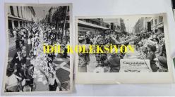 KRAL III. CHARLES (CHARLES PHILIP ARTHUR GEORGE) PRENSES DIANA İLE ORİJİNAL 2'Lİ FOTOĞRAF SETİ - ORIGINAL (2) PHOTOGRAPH OF CHARLES III, (CHARLES PHILIP ARTHUR GEORGE) - 20 x 15 cm EBADINDA - 26 TEMMUZ PAZAR GÜNÜ, DÜNYANIN EN BÜYÜK CADDESİ OLAN OXFORD CADDESİ'NDE 5000'DEN FAZLA ÇOCUK PRENS CHARLES VE LADY DİANA SPENCER'I KUTLADI. YEDİ İLE ON İKİ YAŞLARI ARASINDAKİ MUTLU, GÜLEN, DANS EDEN ÇOCUKLAR GÜNEŞLİ BİR LONDRA OXFORD CADDESİ'Nİ DOLDURDU... MASALAR OXFORD CADDESİ BOYUNCA UZANIP GİDİYORDU. 27 TEMMUZ 1981 - (MORE THAN 5000 CHILDREN TOASTED PRINCE CHARLES AND LADY DIANA SPENCER ON SUNDAY JULY 26 AT THE BIGGEST STREET IN THE WORLD. THE HAPPY, LAUGHING, DANCING CHILDREN AGED BETWEEN SEVEN AND TWELVE PACKED INTO A SUNNY OXFORD STREET IN LONDON... THE TABLES STRETCH AWAY INTO THE DISTANCE DOWN OXFORD STREET. JULY 27 1981.) - ÖZEL ARŞİV