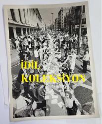 KRAL III. CHARLES (CHARLES PHILIP ARTHUR GEORGE) PRENSES DIANA İLE ORİJİNAL 2'Lİ FOTOĞRAF SETİ - ORIGINAL (2) PHOTOGRAPH OF CHARLES III, (CHARLES PHILIP ARTHUR GEORGE) - 20 x 15 cm EBADINDA - 26 TEMMUZ PAZAR GÜNÜ, DÜNYANIN EN BÜYÜK CADDESİ OLAN OXFORD CADDESİ'NDE 5000'DEN FAZLA ÇOCUK PRENS CHARLES VE LADY DİANA SPENCER'I KUTLADI. YEDİ İLE ON İKİ YAŞLARI ARASINDAKİ MUTLU, GÜLEN, DANS EDEN ÇOCUKLAR GÜNEŞLİ BİR LONDRA OXFORD CADDESİ'Nİ DOLDURDU... MASALAR OXFORD CADDESİ BOYUNCA UZANIP GİDİYORDU. 27 TEMMUZ 1981 - (MORE THAN 5000 CHILDREN TOASTED PRINCE CHARLES AND LADY DIANA SPENCER ON SUNDAY JULY 26 AT THE BIGGEST STREET IN THE WORLD. THE HAPPY, LAUGHING, DANCING CHILDREN AGED BETWEEN SEVEN AND TWELVE PACKED INTO A SUNNY OXFORD STREET IN LONDON... THE TABLES STRETCH AWAY INTO THE DISTANCE DOWN OXFORD STREET. JULY 27 1981.) - ÖZEL ARŞİV