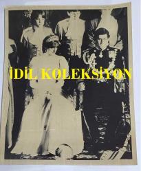 KRAL III. CHARLES'IN (CHARLES PHILIP ARTHUR GEORGE) PRENSES DIANA İLE ORİJİNAL 2'Lİ HABER AJANSI BASIM FOTOĞRAFI SETİ - NEWS AGENCY PHOTO (2) OF CHARLES III, (CHARLES PHILIP ARTHUR GEORGE) - 25 x 20 cm EBADINDA - LORDLAR KAMARASI'NI FETHEDEN LEYDİ... PARLAMENTO AÇILIŞINDA EN ZORLU SINAVINI VEREN VE MUHTEŞEM BİR ŞEKİLDE ÜSTESİNDEN GELEN GALLER PRENSESİ. BUGÜN (5 KASIM) PRENSES'İN GELECEK HAZİRAN AYINDA BİR BEBEK BEKLEDİĞİ AÇIKLANDI. BEBEK, TAHTA İKİNCİ SIRADA YER ALACAK. 1981 - (THE LADY WHO CONQUERED THE LORDS... THE PRINCESS OF WALES WHO HAD HER TOUGHEST TEST AT PARLIAMENT'S OPENING AND COPED MAJESTICALLY. IT HAS BEEN ANNOUNCED TODAY (NOVEMBER 5TH) THAT THE PRINCESS IS EXPEXTING A BABY NEXT JUNE. THE BABY WILL BE SECOND IN LINE TO THE THRONE. 1981)