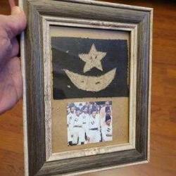 LOT.2 » OSMANLI ONBEŞLİLER BÖLÜĞÜ KUMAŞ GÖĞÜS BAYRAĞI. NADİRATTAN. ÇERÇEVEDE.