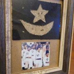 OSMANLI ONBEŞLİLER BÖLÜĞÜ KUMAŞ GÖĞÜS BAYRAĞI. NADİRATTAN. ÇERÇEVEDE.